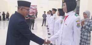 Camat Saedaman Kukuhkan 24 Anggota Paskibra Tingkat Kecamatan Solear