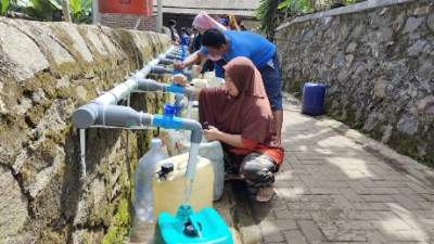 Warga Cipala saat mengambil air bersih dari SPAM yang diresmikan Walikota Cilegon.