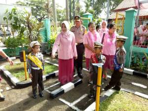  Juliati Sigit Prabowo Istri Kapolda Banten mengunjungi Taman Kanak-kanak (TK) Kemala Bhayangkari 