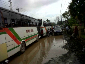 Warga Walantaka Tuntut Perbaikan Jalan