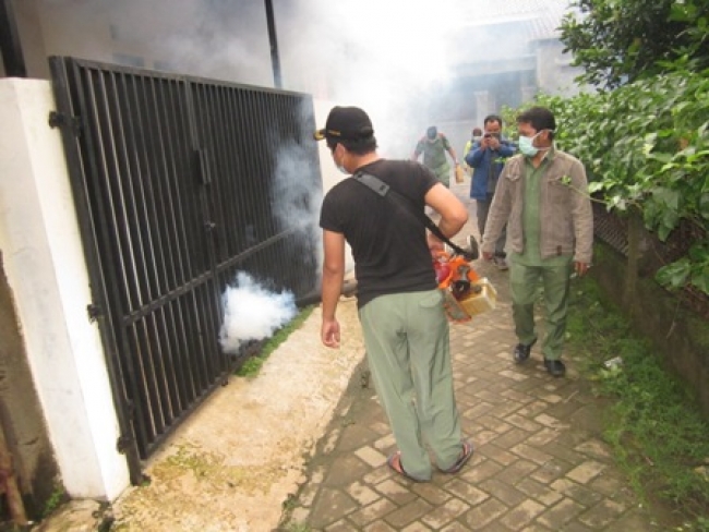 fogging diwilayah RT 01 RW 05 kelurahan Pondok Kacang Timur Pondok Aren