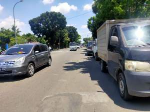 Antrian mobil uji KIR di UPT PKB Tangsel hingga ke memenuhi pinggir jalan raya depan gedung DPRD Tangsel. (rafi)