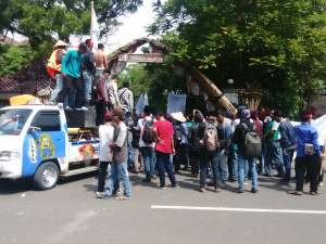 Aksi unjuk rasa nelayan Banten Selatan di Halaman Kantor Bupati Lebak.