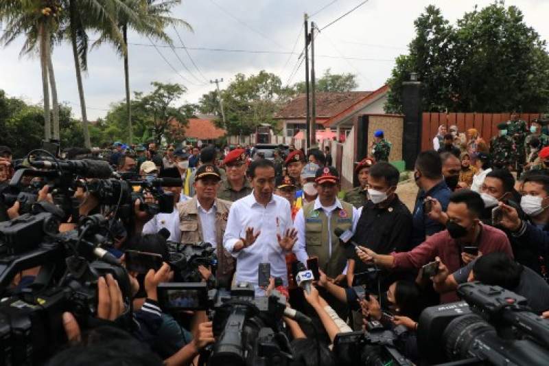 Presiden Joko Widodo saat mengunjungi korban gempa bumi di Cianjur, Jawa Barat, belum lama ini.