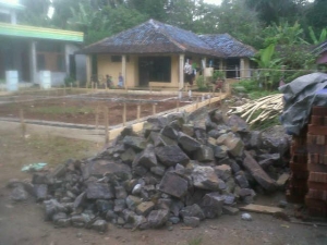 Pembangunan yang tertunda karena belum adanya pencairan dana bahan material  