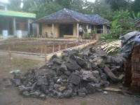 Pembangunan yang tertunda karena belum adanya pencairan dana bahan material  