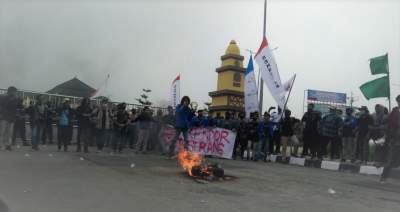 Aksi Mahasiswa Kepung Gedung Dewan di Saat HUT Kota Serang ke-13