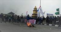 Aksi Mahasiswa Kepung Gedung Dewan di Saat HUT Kota Serang ke-13