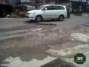 Pemerintah Acuh Terhadap Jalan yang Rusak