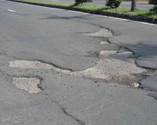 Armada Angkut  PT GAMMA Penyebab Kerusakan Jalan Kabupaten