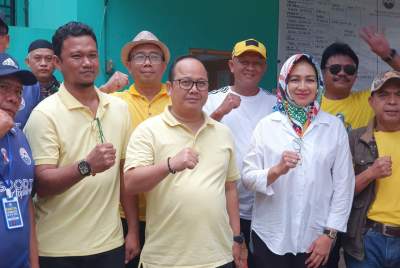 Ketua DPD Partai Golkar yang juga mantan Walikota Tangsel, Airin Rachmi Diany bersama Ketua DPRD Tangsel Abdul Rasyid dan Menejer Beringin Serut, Olay saat menyaksikan Beringin Serut melawan Diklat Pakujaya.