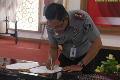 Enam Belas Organisasi Bantuan Hukum Tandatangani Kontrak Addendum Pelaksanaan Bantuan Hukum Triwulan III Tahun Anggaran 2023