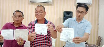 Warga Desa kota Galuh, Aeng Somba menunjukkan tanda pembayaran sewa tanah ke panti asuhan di Lubuk Pakam.