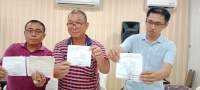 Warga Desa kota Galuh, Aeng Somba menunjukkan tanda pembayaran sewa tanah ke panti asuhan di Lubuk Pakam.