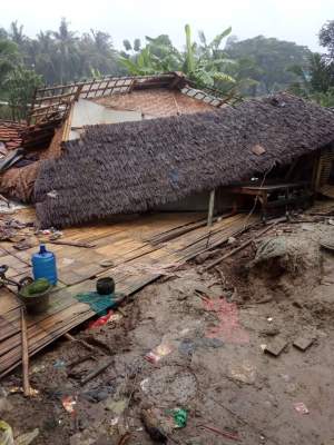 Diterjang Puting Beliung, Rumah Warga Desa Lontar Rata dengan Tanah