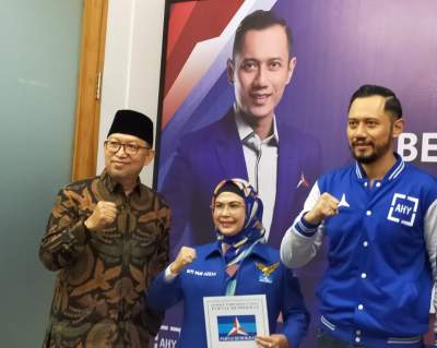 Siti Nur Azizah dan Ruhamaben usai terima SK dari Ketua Umum Demokrat, Agus Harimurti Yudhoyono.