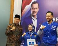 Siti Nur Azizah dan Ruhamaben usai terima SK dari Ketua Umum Demokrat, Agus Harimurti Yudhoyono.
