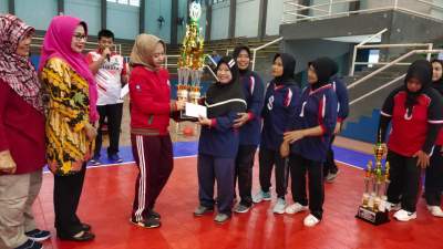 Tim PKK Kecamatan Neglasari, Juara Turnamen Bola Volly "Aini Suci Wismansyah Cup 2020"