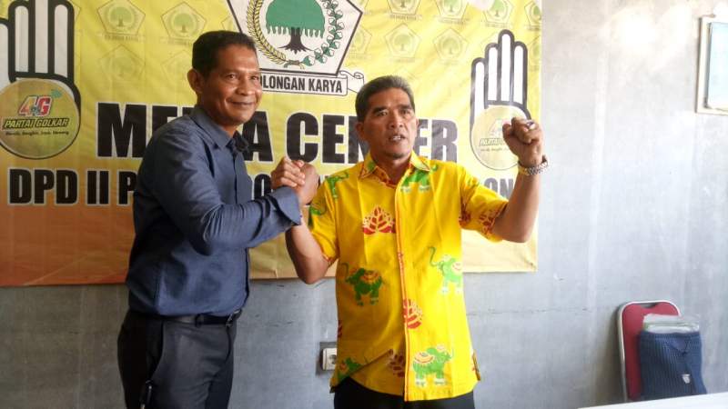 Wakil Ketua DPD PAN Cilegon, Ubaidillah Tabrani (kiri) salam komando bersama Sekjen DPD Partai Golkar Cilegon, Sutisna Abbas (kanan) di Gedung DPD Golkar Cilegon, Rabu (22/7/202).