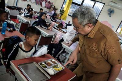 Tinjau Pelaksanaan Makan Bergizi Gratis di Tangsel, Benyamin Pastikan Berjalan Lancar