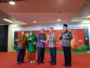 Wabup Tangerang Terima Penghargaan Smesco Award