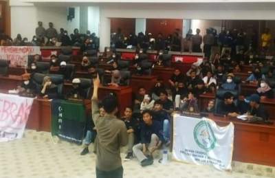 Puluhan Mahasiswa Gelar Aksi Damai Dikantor DPRD Babel