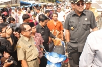 Wakil Gubernur Banten Rano Karno saat mengunjungi perumahan kumuh di Kampung Pekapuran Kecamatan Kasemen Kota Serang