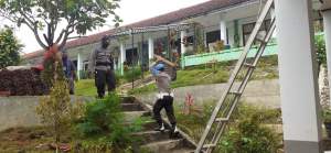 TNI dan Polri di Pandeglang Bersihkan Reruntuhan Sekolah yang Roboh