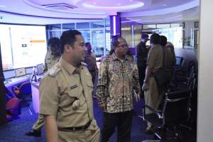 Wali Kota Tangerang Arief Wismasyah mendampingi perwakilan KPK.