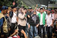 Ana Harlina, Koordinator KST B.J. Habibie, yang mewakili BRIN saat menemui massa. (Detak/Aip)