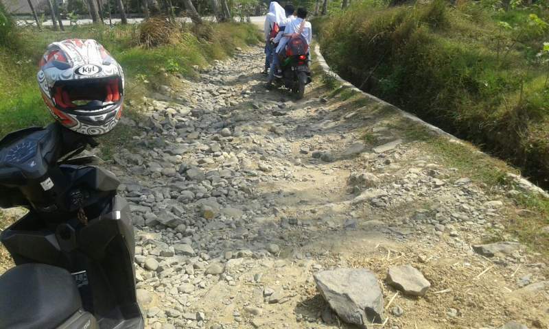 Akses Jalan Menuju SMAN 1 Cihara Rusak Berat