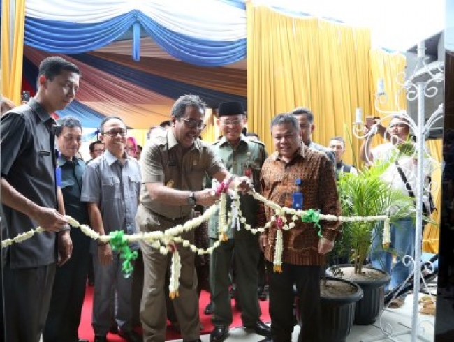 Plt Gubernur Banten, H. Rano Karno saat pemotongan pita gedung baru PT BGD 