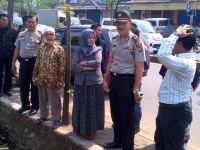 Anak H Hamdani (Wanita) saat bertengkar dengan Kuasa Hukum Ban An Tong ( Barlian kemeja putih)