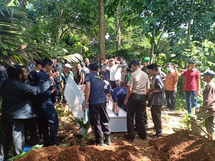 Polda dan Pemrov Banten Laksanakan Pemakaman Korban Jenazah Tsunami Selat Sunda 