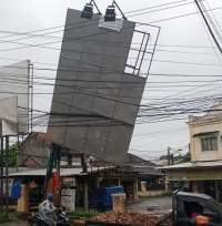 papan reklame nyaris roboh.