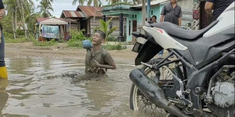 Viral Protes Jalan Rusak, Warga nekat Mandi Lumpur di Silo Baru