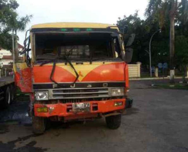 Truk Tabrak Warung, 1 Tewas