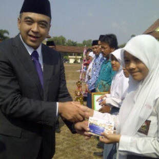 Bupati Tangerang Bagikan 5.887 Kartu Pintar
