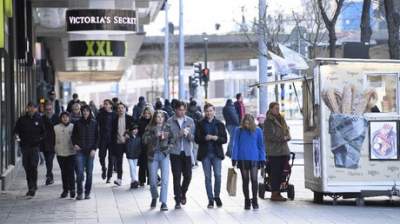 Kehidupan santai di Swedia saat hadapi pandemi virus corona. (Henrik Montgomery/TT via AP)