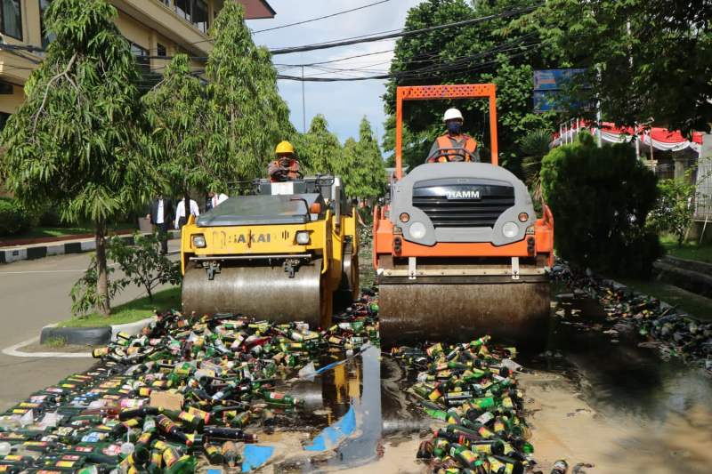 Puluhan Ribu Botol Miras Dimusnahkan
