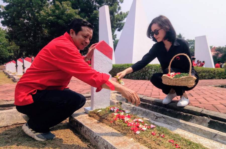 Putri Ayu Anisya dan kader PDI Perjuangan lainnya saat tabur bunga di TMP Seribu, Minggu lalu.