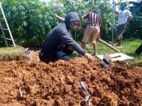 Jasad OR kembali di makamkan setelah di lakukan autopsi oleh polisi.