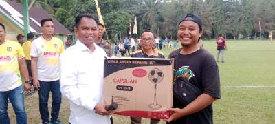 Nonton Semifinal, Warga Dolok Masihul Dapat Kipas Angin dari Bupati Serdang Bedagai, Darma Wijaya