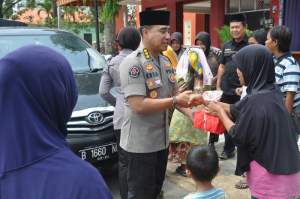 Senyum bahagia, Sambut Kedatangan Tim Jumat Barokah Polda Banten