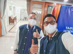 Faisal Alfansury (kanan) berselfi dengan Ketum PAN Zulkifli Hasan usai kegiatan pelantikan Jubir Muda PAN di Jakarta. Jumat (6/8/2021)