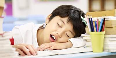 Siswa Tidur di Kelas, Lihat Bagaimana Cara Guru Ini Membangunkannya