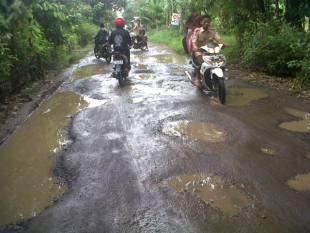Jalan Rusak berat Jalur Menes-Pulosari Kabupaten Pandeglang,belum ada perhatian Pemkab
