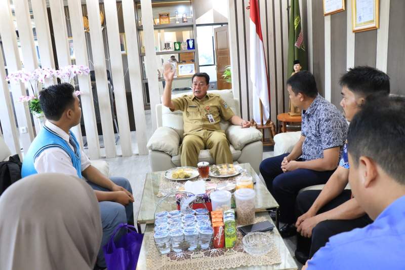 Sekda Lepas Siswa Berprestasi Asal Pagedangan