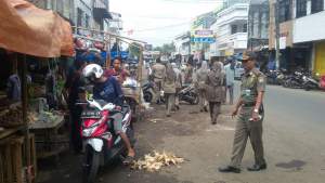 Sat Pol PP Kota Serang Tertibkan Puluhan PKL di Pasar Lama