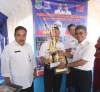 Wakil Wali Kota Tangerang Sachrudin memberikan piala saat pameran perpustakaan dan kearsipan.